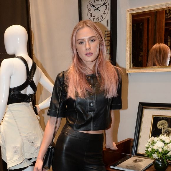 Fiorella Mattheis pintou os cabelos de rosa para viver a prostituta Mica na série 'Rua Augusta', do canal TNT