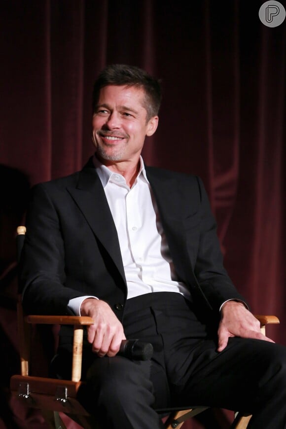 De acordo com a fonte, as saída de Brad Pitt não envolvem nada sério. 'Ele não tem uma namorada. É mais uma maneira de sair e socializar', disse 