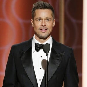 Brad Pitt começou a sair motivado por seus amigos. 'Eles não queriam que ele ficasse sentado em casa sozinho', explicou o informante