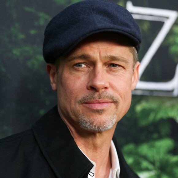 Brad Pitt está optando por encontros românticos na companhia de um outro casal. 'Ele parece mais confortável com encontros em dupla e seus amigos estão ajudando com isso', disse a fonte
