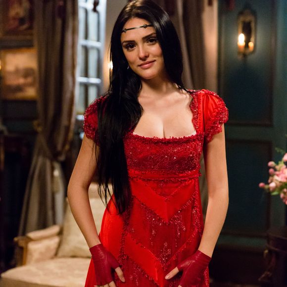 Anna (Isabelle Drummond) abandona o estilo mocinha romântica, com cabelos soltos, na novela 'Novo Mundo'