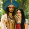 Joaquim (Chay Suede) e Anna (Isabelle Drummond) se casaram na aldeia com visual indígena, na novela 'Novo Mundo'