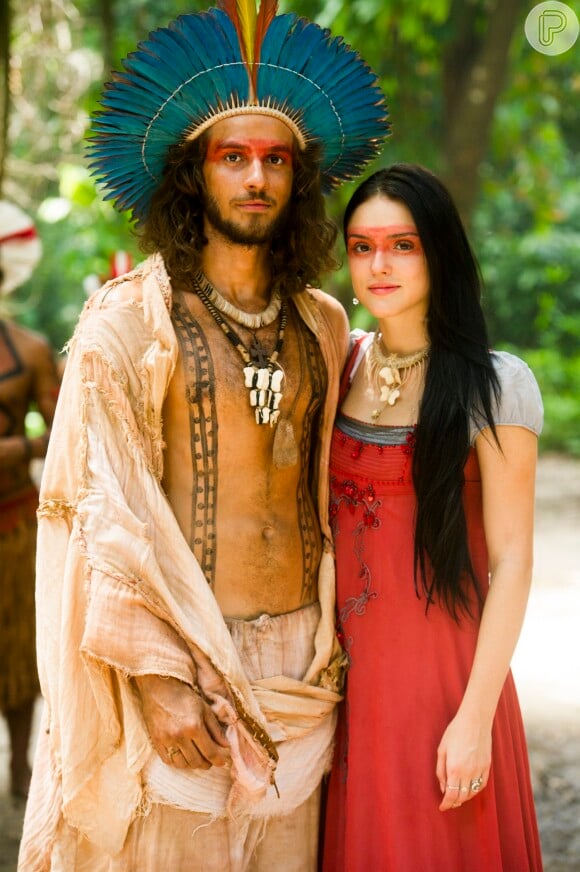 Joaquim (Chay Suede) e Anna (Isabelle Drummond) se casaram na aldeia com visual indígena, na novela 'Novo Mundo'