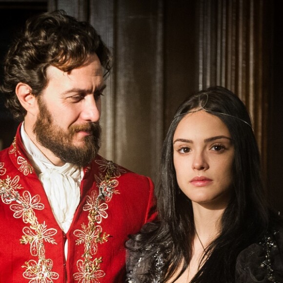 Anna (Isabelle Drummond) se casa com Thomas (Gabriel Braga Nunes) com um vestido de cor escura dado pela Princesa, na novela 'Novo Mundo'