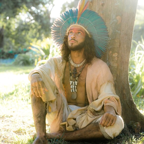 Joaquim (Chay Suede) volta para a aldeia depois de ver Anna (Isabelle Drummond) se casar com Thomas (Gabriel Braga Nunes), na novela 'Novo Mundo'