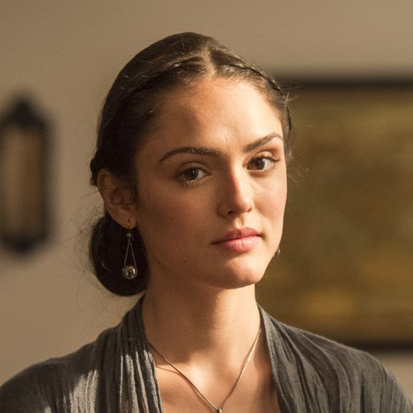 Anna (Isabelle Drummond) passa a usar os cabelos presos depois de casada, na novela 'Novo Mundo'