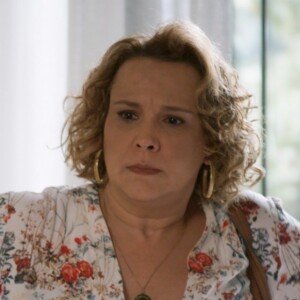 Néia (Ana Beatriz Nogueira) nunca perdoou o abandono de Almir, o pai de Léo (Rafael Vitti), na novela 'Rock Story'