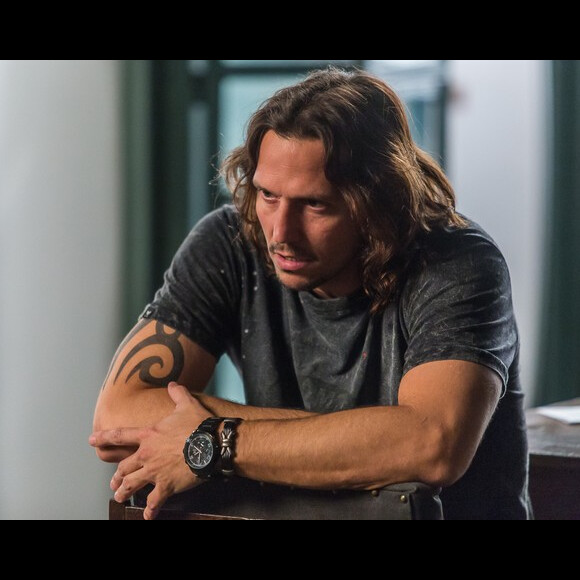 Gui (Vladimir Brichta) recupera seu disco roubado, na novela 'Rock Story'