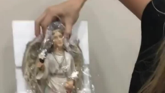Grávida, Andressa Suita é presenteada por padre com imagem: 'Anjo Gabriel'.Vídeo