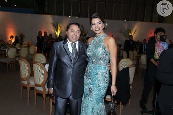 Vivian, usando um vestido da estilista Patricia Bonaldi, posa com o noivo de Elis, Luiz Carlos