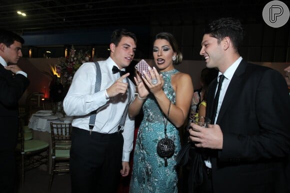 Ex-BBBs Antonio, Vivian e Luiz Felipe se divertem em festa de casamento