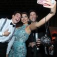 Vivian faz selfie com Antonio e Luiz Felipe no casamento de Elis