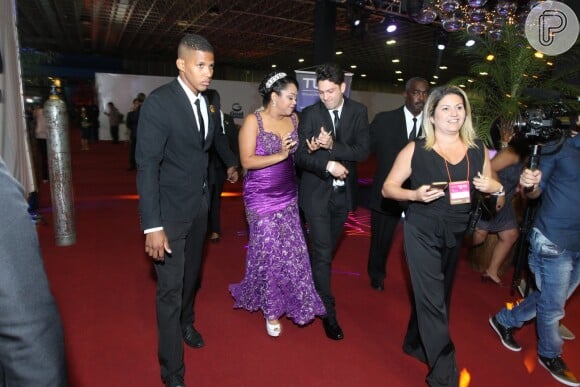 Elis chegou ao evento de mãos dadas com Luiz Felipe e usando um vestido roxo