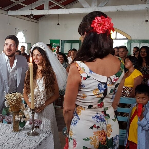 Ritinha (Isis Valverde) se casou com Zeca (Marco Pigossi) no civil e no religioso, em Parazinho, na novela 'A Força do Querer'