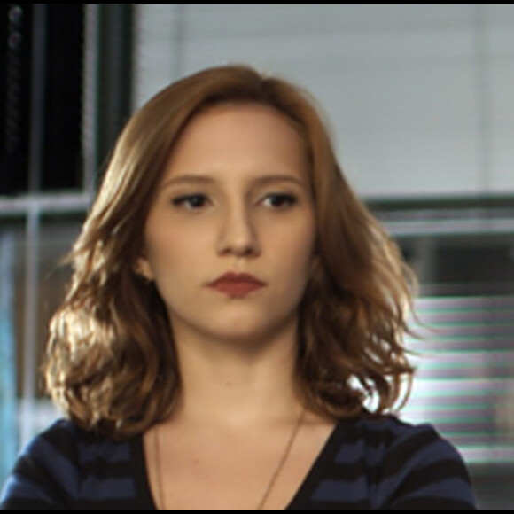 Vanessa (Lorena Comparato) se decepciona com Diana (Alinne Moraes), na novela 'Rock Story'