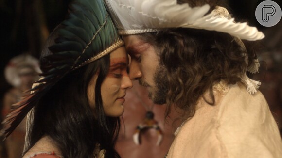 Anna (Isabelle Drummond) e Joaquim (Chay Suede) se casaram na aldeia depois de sua primeira noite de amor, na novela 'Novo Mundo'