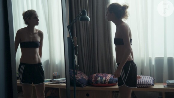 Ivana (Carol Duarte) não se reconhece quando se vê no espelho, na novela 'A Força do Querer'