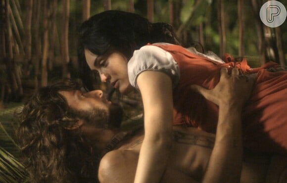 Anna (Isabelle Drummond) teve uma noite de amor com Joaquim (Chay Suede), na aldeia, em cena da novela 'Novo Mundo'