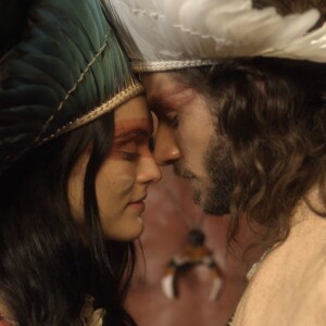 Anna (Isabelle Drummond) e Joaquim (Chay Suede) se casaram em uma cerimônia indígena, na novela 'Novo Mundo'