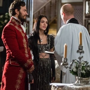 Arrasada por ter descoberto que Joaquim (Chay Suede) já era casado, Anna (Isabelle Drummond) se casa com Thomas (Gabriel Braga Nunes), na novela 'Novo Mundo'