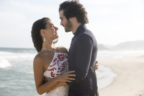 Ruy (Fiuk) encontra Ritinha (Isis Valverde) e percebe que está apaixonado por ela, na novela 'A Força do Querer'