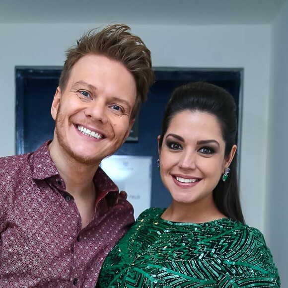 Grávida, Thais Fersoza prestigiou o marido, Michel Teló, em estreia de peça na noite desta sexta-feira, 21 de abril de 2017