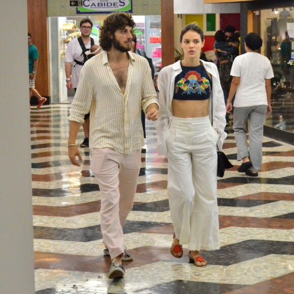 Chay Suede contou como pediu para ficar com a namorada, Laura Neiva