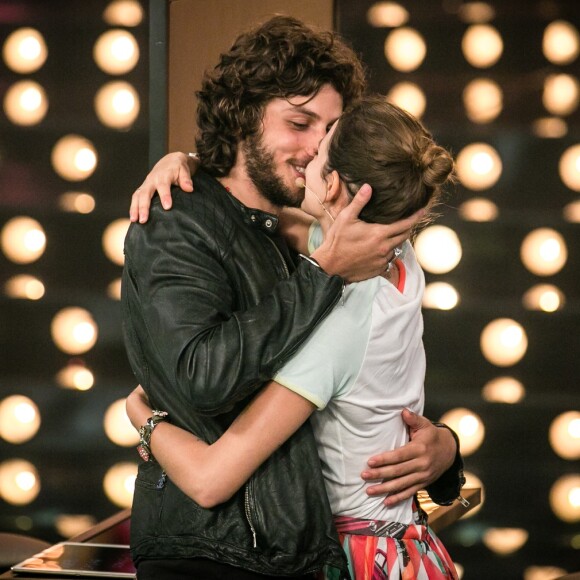 Chay Suede pediu a namorada, Laura, em casamento no programa 'Amor & Sexo'
