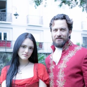Anna (Isabelle Drummond) desistiu de Joaquim (Chay Suede) e se casou com Thomas (Gabriel Braga Nunes) na novela 'Novo Mundo'