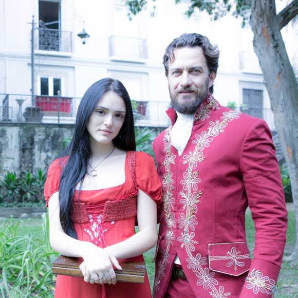 Anna (Isabelle Drummond) desistiu de Joaquim (Chay Suede) e se casou com Thomas (Gabriel Braga Nunes) na novela 'Novo Mundo'