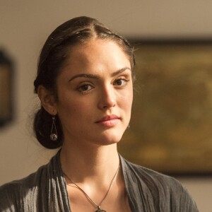 Anna (Isabelle Drummond) fica vulnerável durante o ataque e escapa por pouco de ser vítima do grupo manifestante, na novela 'Novo Mundo'