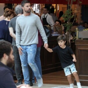 Carlos Eduardo Baptista foi fotografado ao lado do filho Pedro, de 6 anos