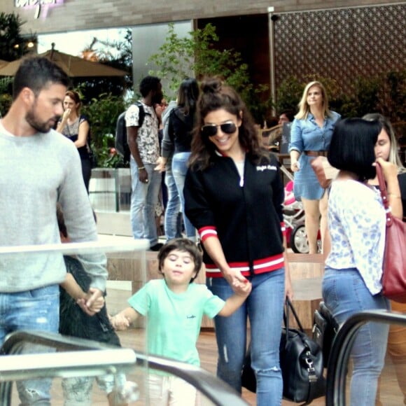 Juliana Paes passeia com os filhos Pedro e Antônio e o marido