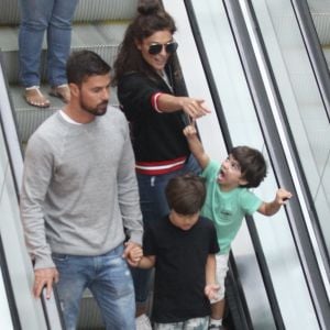 Juliana Paes passeia com os filhos Pedro e Antônio e o marido, Carlos Eduardo Baptista, por shopping do Rio de Janeiro, em 23 de abril de 2017