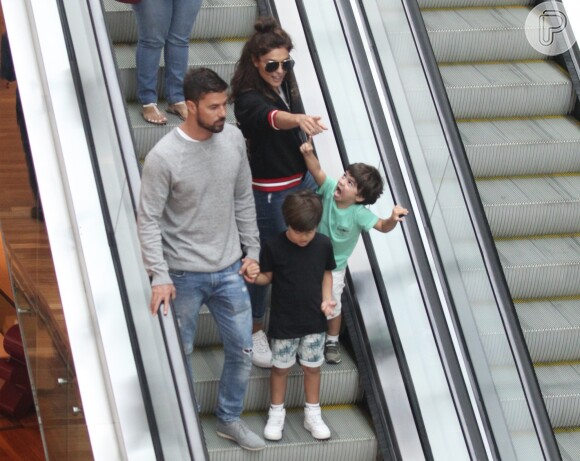 Juliana Paes passeia com os filhos Pedro e Antônio e o marido, Carlos Eduardo Baptista, por shopping do Rio de Janeiro, em 23 de abril de 2017