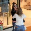 Juliana Paes encontra amiga durante passeio no shopping