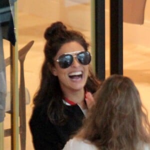 Juliana Paes encontra amiga durante passeio no shopping