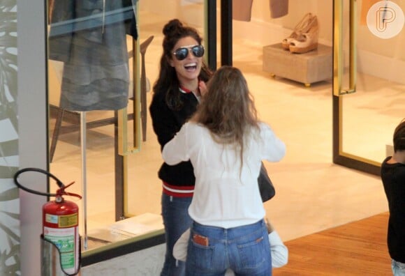 Juliana Paes encontra amiga durante passeio no shopping