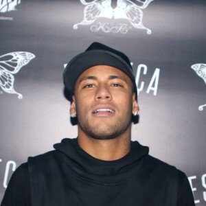 Neymar comemorou a vitória ao lado de amigos em sua casa, na Espanha