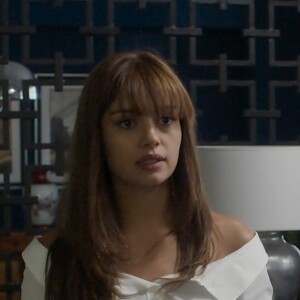 Alice (Sophie Charlotte) perde a virgindade com Renato (Renato Góes) e, na sequência, faz sexo diversas vezes com o médico, na supersérie 'Os Dias Eram Assim'