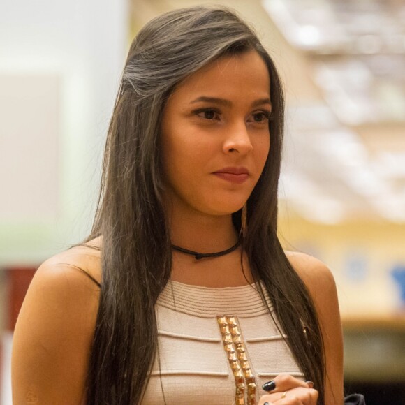 'Se olha no espelho, olha o teu cabelo, olha o teu rosto, olha o teu corpo e diz: 'Eu sou toda linda, eu mereço o melhor, eu só quero o melhor'', aconselhou Emilly para quem busca ter autoconfiança