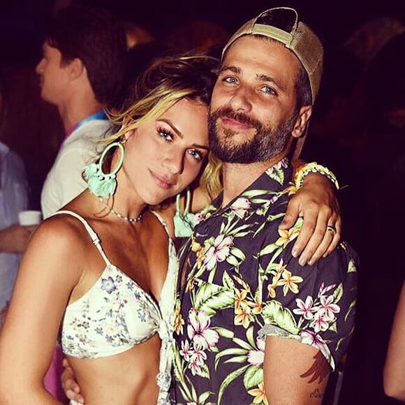 Giovanna Ewbank admite olhar mensagens do celular de Bruno Gagliasso