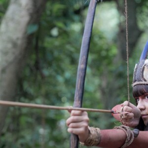 Jacira (Giullia Buscacio) é encarregada de ensinar os costumes da tribo a Piatã (Rodrigo Simas) e o ensina também a caçar, na novela 'Novo Mundo'