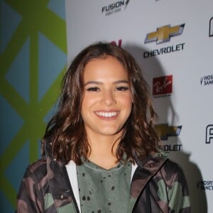 Bruna Marquezine foi filmada fazendo diferentes exercícios na aula de funcional