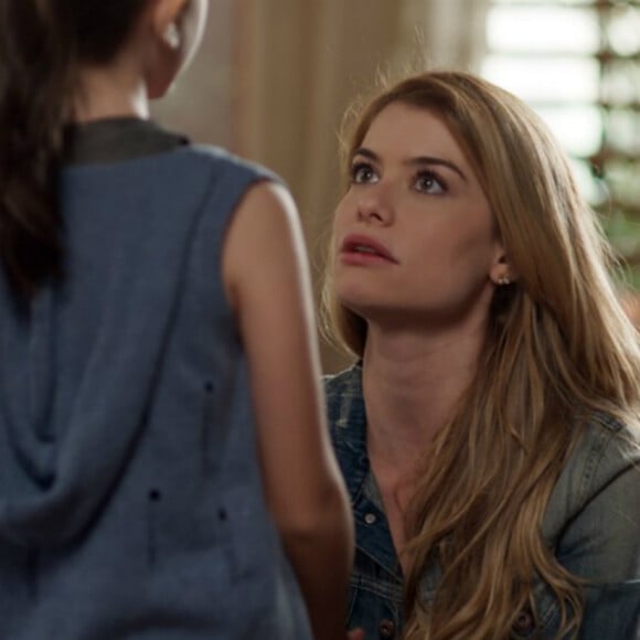 Diana (Alinne Moraes) mente para Chiara (Lara Cariello) para sumir com ela no dia do casamento de Gui (Vladimir Brichta), ne tentativa de impedir que o ex se una oficialmente a Júlia (Nathalia Dill), na novela 'Rock Story', em maio de 2017