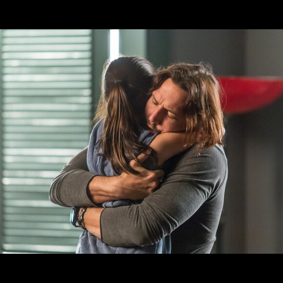 Chiara (Lara Cariello) chega com o avô ao local da cerimônia e abraça o pai, na novela 'Rock Story'