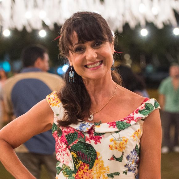 Edinalva (Zezé Polessa), a mãe de Ritinha (Isis Valverde), está hospedada na casa da vizinha de Zeca (Marco Pigossi), na novela 'A Força do Querer'