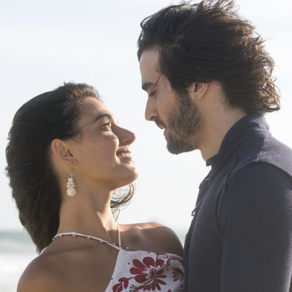 Ritinha (Isis Valverde) e Ruy (Fiuk) se casam na novela 'A Força do Querer'