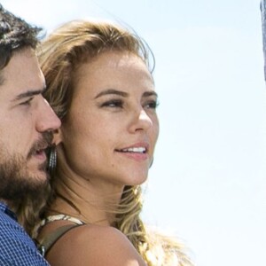 Zeca (Marco Pigossi) e Jeiza (Paolla Oliveira) começam a namorar, na novela 'A Força do Querer'