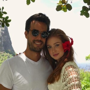 Marina Ruy Barbosa postou uma foto com o noivo, Xandinho Negrão, e se declarou para o piloto